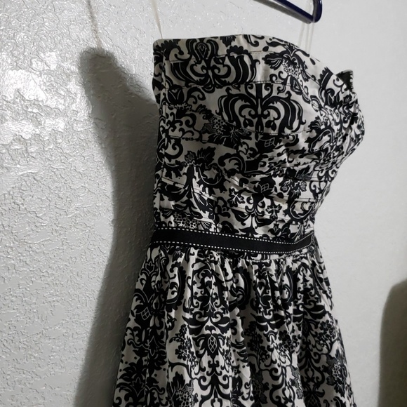 Size 3 black and white dress. - Picture 2 of 4